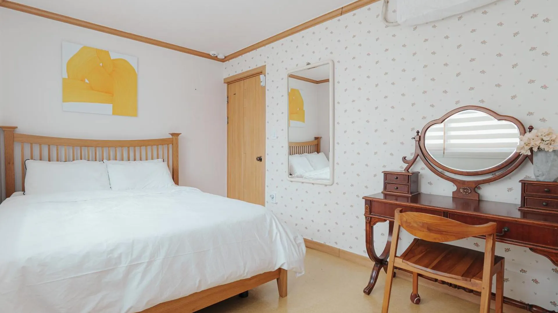 Comfortable Home 10 Min From Hongik University, 5Min From Gajwa Station With Baby Products, 4 Bedrooms 8 People 0*, Seoul South Korea