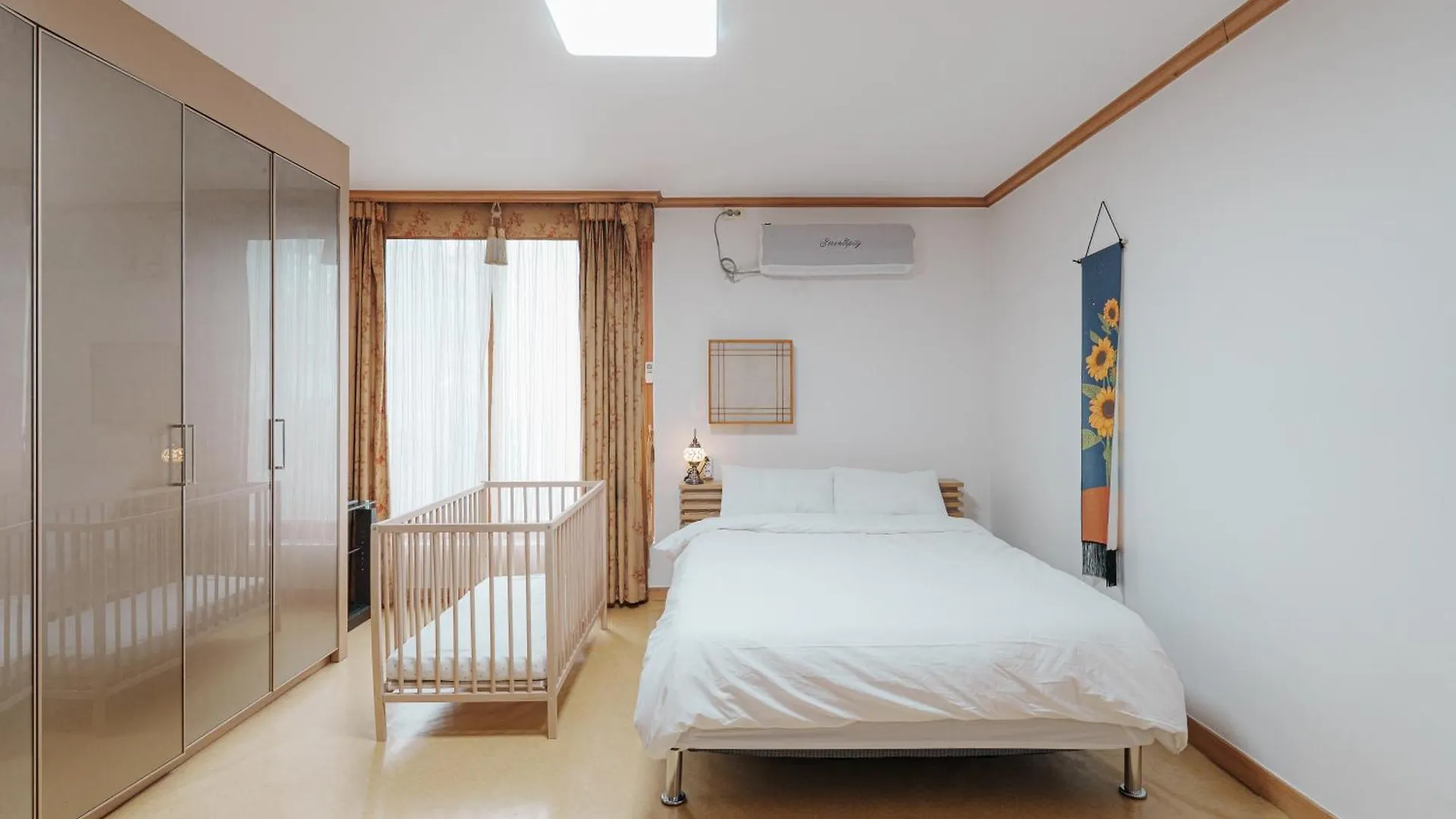 Comfortable Home 10 Min From Hongik University, 5Min From Gajwa Station With Baby Products, 4 Bedrooms 8 People Apartment Seoul