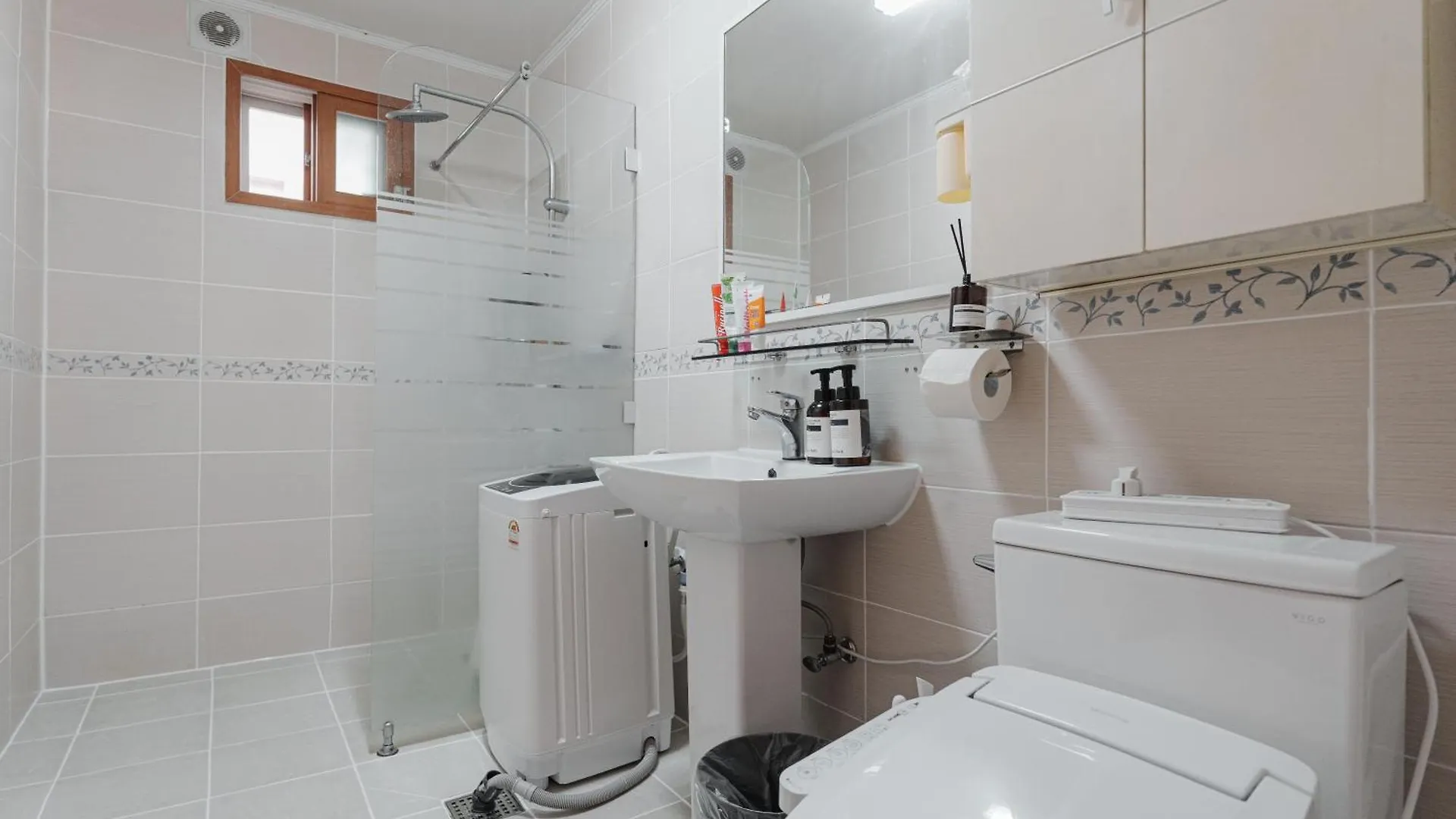 Comfortable Home 10 Min From Hongik University, 5Min From Gajwa Station With Baby Products, 4 Bedrooms 8 People Apartment Seoul