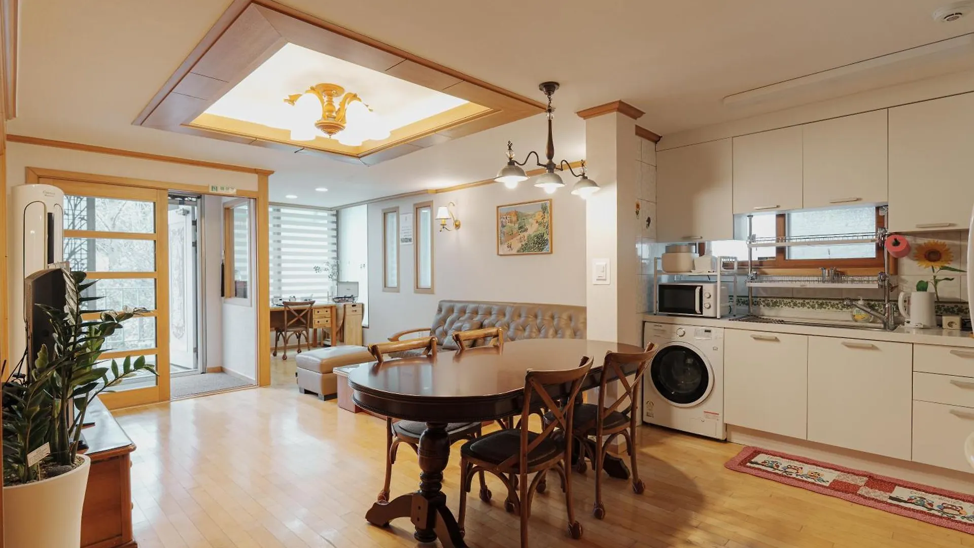 Comfortable Home 10 Min From Hongik University, 5Min From Gajwa Station With Baby Products, 4 Bedrooms 8 People contacts